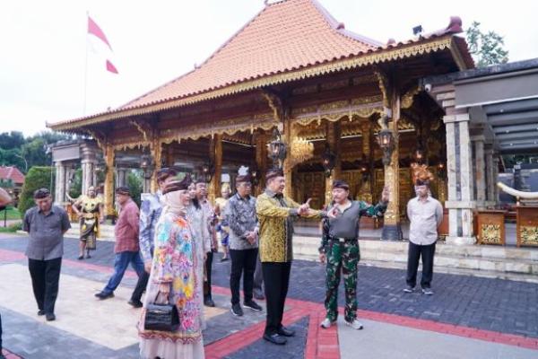 Kunjungi Kraton Majapahit, Ketua MPR Apresiasi Gagasan AM Hendropriyono Lestarikan Budaya Bangsa