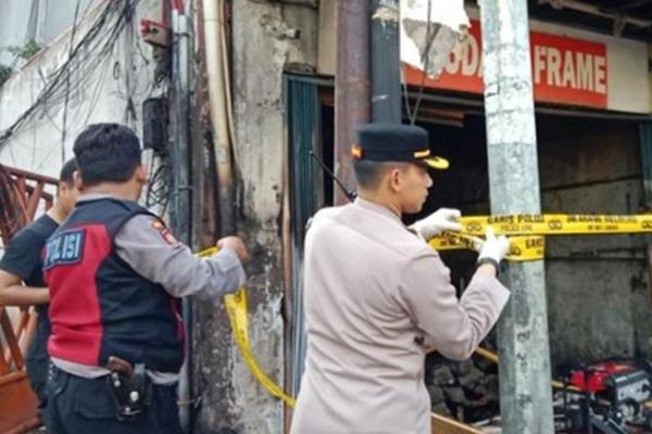 Puslabfor Polri menggelar olah TKP lokasi kebakaran di Toko Bingkai Mampang, Jakarta Selatan