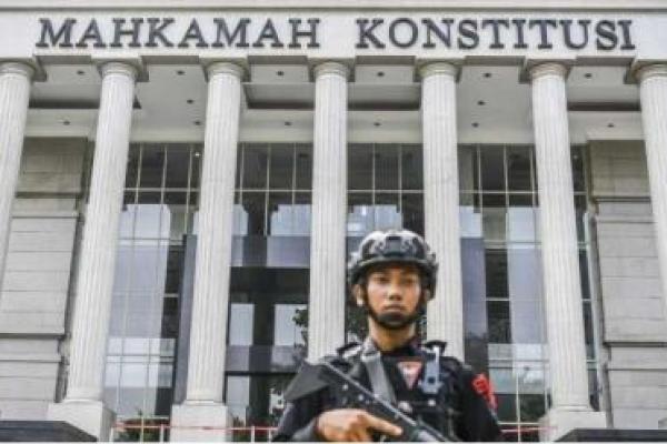 Jalan Merdeka Utara juga ditutup, kemudian dialihkan ke jalur ke arah Masjid Istiqlal dan Lapangan Banteng.