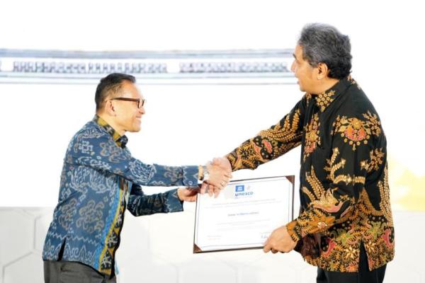 Serah terima sertifikat inskripsi dilakukan oleh Sekretaris Ditjen Kerja Sama Multilateral Kementerian Luar Negeri, Yohpy Ichsan Wardana, kepada Dirjen Kebudayaan Kemdikbudristek, Hilmar Farid.