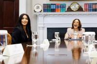 Muncul di Gedung Putih, Kim Kardashian Bahas Reformasi Peradilan dengan Kamala Harris