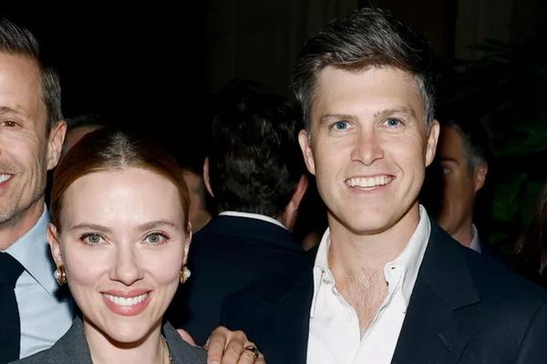 Scarlett Johansson Dampingi Suaminya Colin Jost Jadi Penghibur di Gedung Putih
