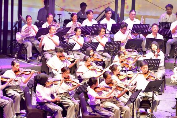 Para siswa dan guru SMK Negeri 2 Kasihan, Bantul, unjuk gigi lewat pentas konser teaterikal bertajuk `Memeluk Mimpi-Mimpi` yang digelar di Teater Jakarta
