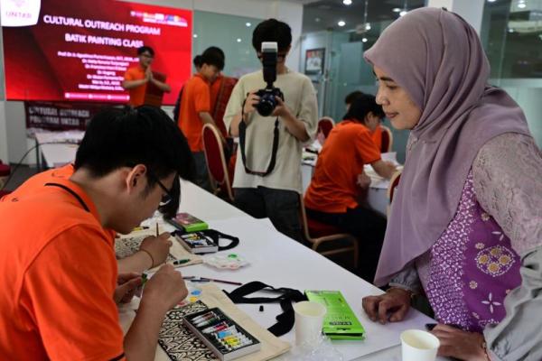 Untar Berikan Pelatihan Membatik di Kampus Vietnam