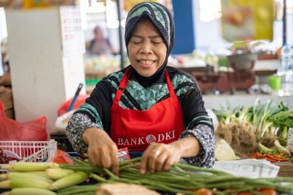 Bank DKI juga terus memperluas layanan JakOne Abank yang merambah kepada para pelaku UMKM seperti para pedagang pakaian dan pedagang sayur mayur.