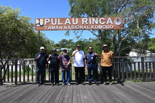 Ketua Komisi IV DPR RI Sudin saat mengunjungi Pulau Rinca yang merupakan satu habitat komodo di Taman Nasional Komodo, NTT menekankan bahwa harus kawasan tersebut harus dijaga dengan sebaik-baiknya.