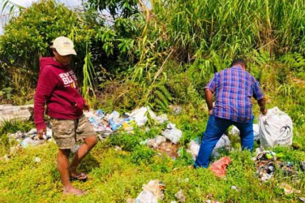 Elius Enembe Turun Langsung Bersihkan Lingkungan di Ibu Kota Kabupaten Tolikara