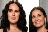 Masih Seksi di Usia 61 Tahun, Demi Moore Dipuji Putrinya Rumer Wilis