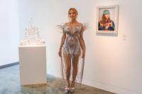 Jewel Tampilkan Karya Seni dalam Balutan Gaun Perak Iris van Herpen 