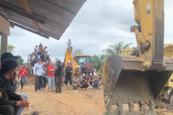 Ratusan preman sewaan PT Sentosa Kurnia Bahagia (SKB) kembali melakukan tindakan melawan hukum dengan menghadang aktivitas pertambangan PT Gorby Putra Utama (GPU) di Kabupaten Musi Rawas Utara.