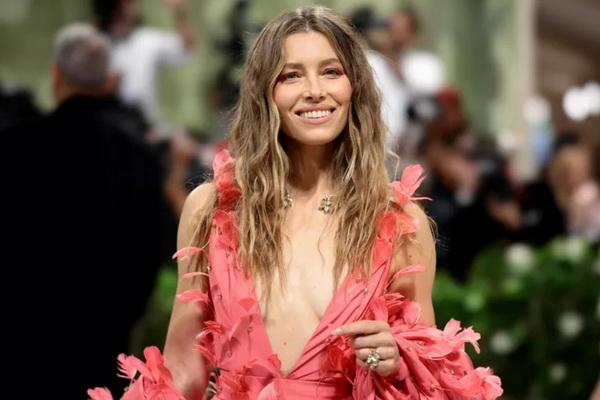 Demi Met Gala 2024, Jessica Biel Berendam dalam 9 Kg Garam