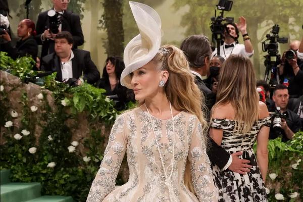 Met Gala 2024, Sarah Jessica Parker Tampil dengan Ciri Khasnya Headpiece Unik