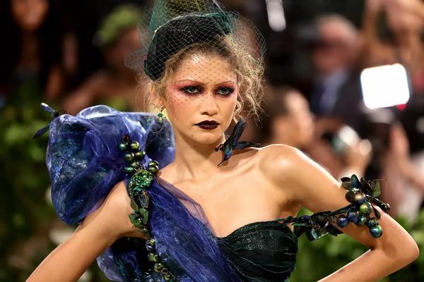 Jadi Ketua Met Gala 2024, Zendaya Beri Penampilan Dramatis dengan Gaun Merak