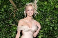 Baru Hadir Pertama Kali di Met Gala 2024, Bintang Baywatch Pamela Anderson Tampil Polos