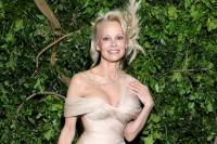 Baru Hadir Pertama Kali di Met Gala 2024, Bintang Baywatch Pamela Anderson Tampil Polos