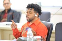 Senator Filep Minta Rekrutmen LNG Tangguh Prioritaskan Rakyat Setempat