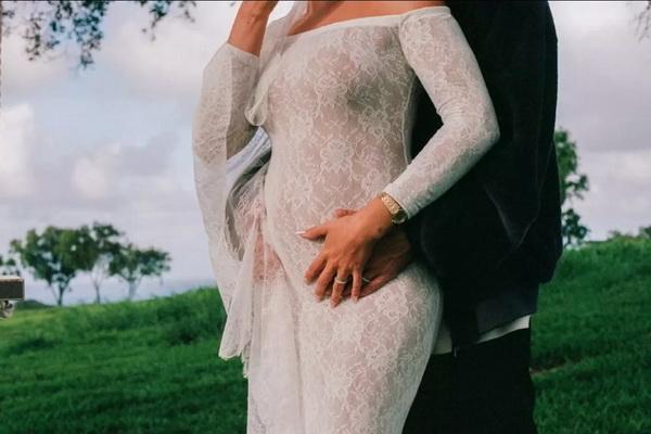 Tampilan ala Pengantin, Hailey Bieber tak Malu Lagi Pamer Baby Bump