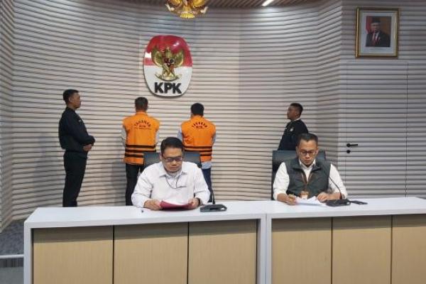 Kedua tersangka itu merupakan karyawan di PT Amarta Karya.