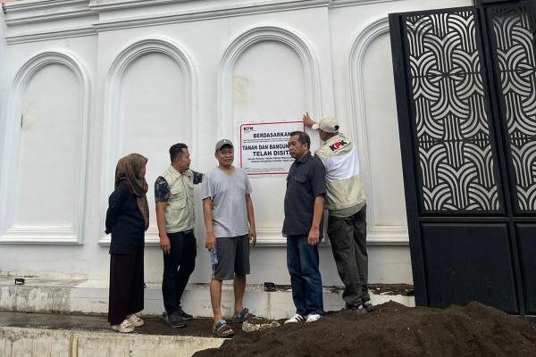 KPK tak segan untuk menjerat pihak-pihak yang terbukti menghalangi proses penyidikan