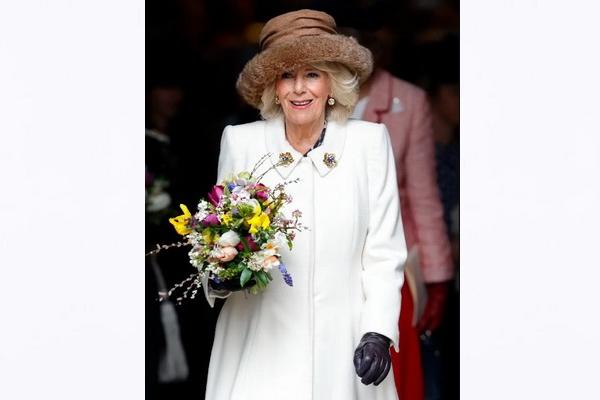 Ikuti Jejak Mertuanya Ratu Elizabeth, Ratu Camilla tak Lagi Pakai Bulu Hewan Asli