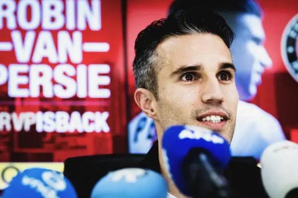 Van Persie Resmi Latih Mantan Klub Tom Haye