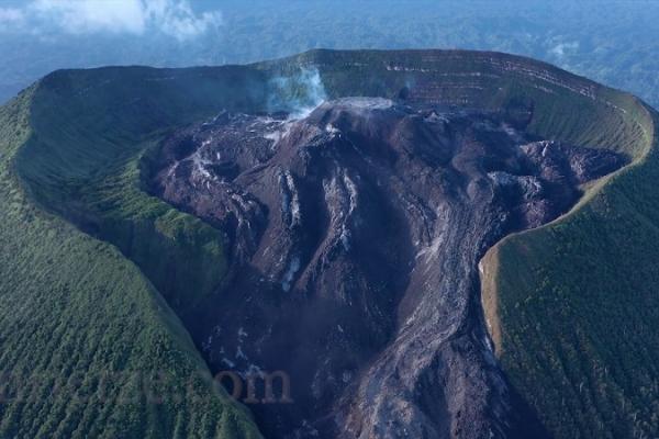 Gunung Ibu Semburkan Abu Vulkanik Setinggi Lima Kilometer