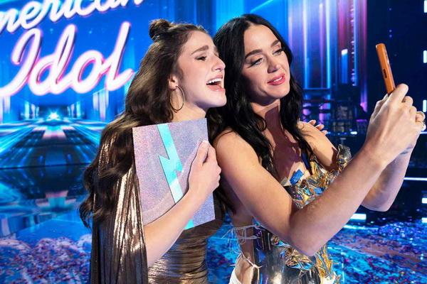 Emosional, Katy Perry Menangis di Musim Terakhirnya Jadi Juri American Idol