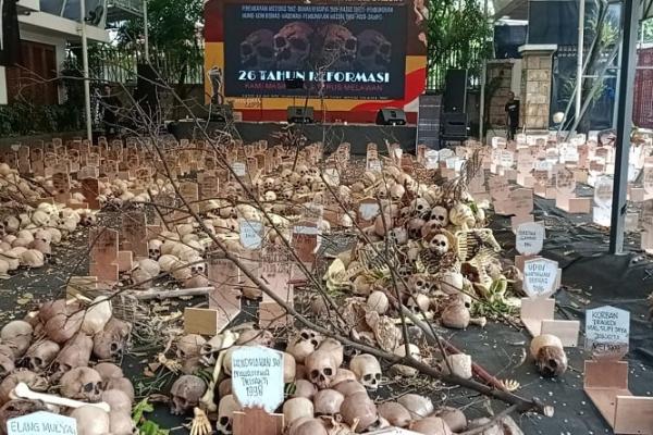Sejumlah mahasiswa, pejabat negara, media, dosen, fotografer, dan pembuat konten sosmed begitu antusias melihat penampakan pertujukan 2.000 tengkorak dan 1.000-an kuburan di berjejer di halaman markas Front Penyelamat Reformasi Indonesia ini.