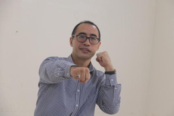 Pengacara Hotman Paris Hutapea kembali ditantang oleh sesama pengacara, Benny Wullur untuk beradu tinju di atas ring.