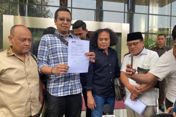 Koalisi Sipil Selamatkan Tambang (KSST) melaporkan pihak Kejagung ke KPK atas dugaan korupsi.