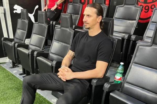Ibrahimovic Beri Sinyal Siap Latih AC Milan