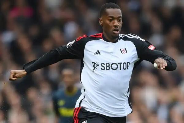 Chelsea mengumumkan penandatanganan pertama di bursa transfer musim panas, yakni Tosin Adarabioyo, yang didatangkan dari Fulham sebagai agen bebas.