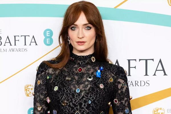 Sophie Turner Diam-diam Kencan dengan Vokalis Coldplay Chris Martin