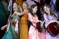 Eras Tour Pertama di Madrid, Haim Sisters Dukung Taylor Swift
