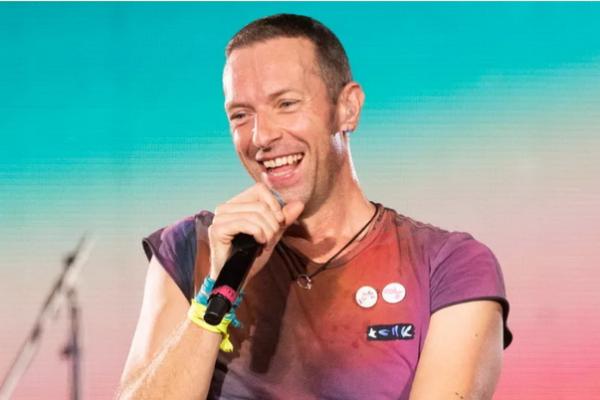 Kisah Bahagia Penggemar Lansia Diajak Chris Martin Nebeng Mobilnya ke Konser Coldplay