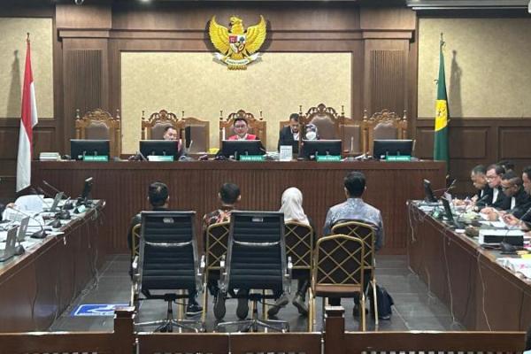 Dia meyakini uang itu berasal dari kantong pribadi tiga kliennya.