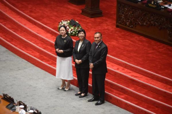 Pimpinan dewan mengucapkan selamat kepada Calon Deputi Gubernur Senior Bank Indonesia. Semoga dapat menjalankan tugas dengan tanggung jawab dan amanah.