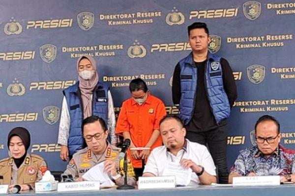 Ibu muda pelaku pelecehan terhadap anaknya diamankan. Ini tampangnya.