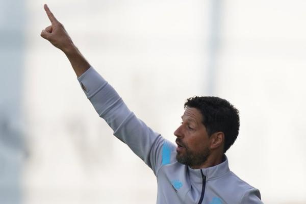 Ini merupakan pengalaman pertama Vitor Bruno sebagai pelatih kepala, setelah sebelumnya hanya menjadi asisten pelatih di Porto