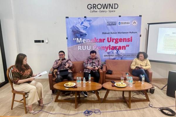 Sehingga itu yang bisa menjadi jaminan wartawan ini melakukan kegiatan-kegiatan untuk memberikan kewaspadaan, memberikan informasi yang tentunya terikat dengan kode etik.