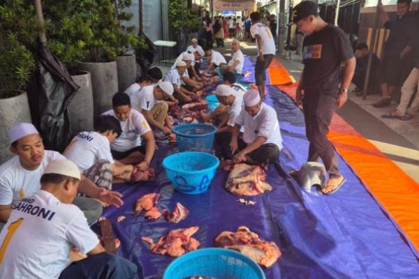 Momentum Hari Raya Idul Adha 1445 H kali ini, Wakil Ketua Komisi III DPR RI, Ahmad Sahroni, menyalurkan total 32 ton daging kurban ke kawasan Jakarta Utara dan Jakarta Barat.
