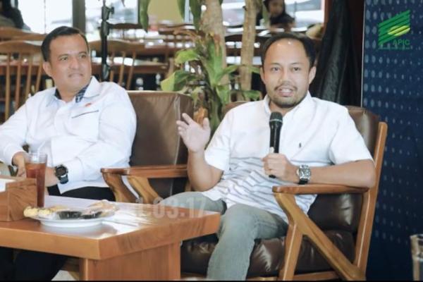 Banyak dari status kerja pilot merupakan pegawai kontrak, bukan tetap. Sementara di sisi lain, pilot memiliki berbagai tuntutan dan tanggung jawab pekerjaan yang berat.