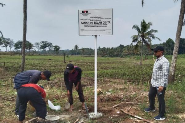 Seluruh bidang tanah yang disita tersebut bernilai Rp150 miliar.
