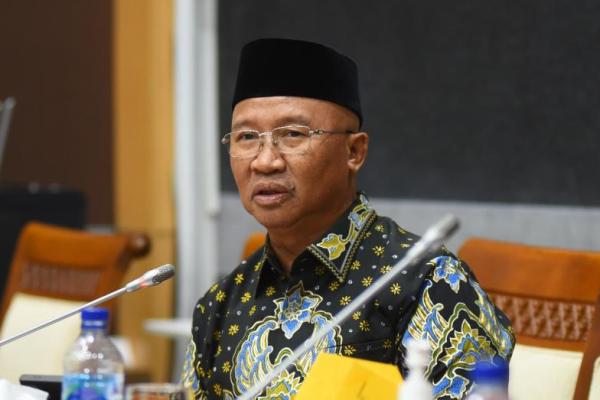 Perlu saya sampaikan masalah film porno (yang terjadi) di dapil saya ini. Ada beberapa guru mengaji memberikan tontonan film porno ke murid mereka. Berarti masalah ini kan sudah sangat-sangat luar biasa bagi bangsa kita ini.