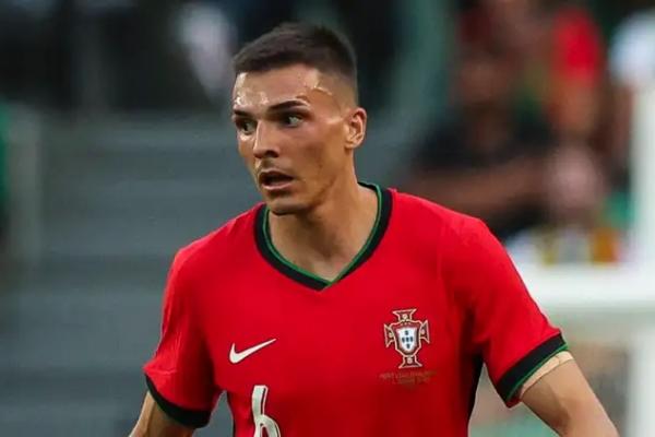 Palhinha akhirnya akan bergabung dengan Bayern Munich, pasca raksasa Bundesliga menyetujui transfer sebesar 46 juta euro atau Rp813 miliar ke klub Inggris.