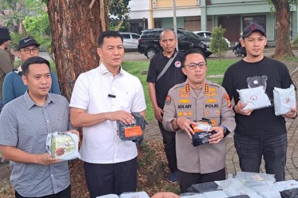 Polda Metro Jaya gerebek peredaran gelap sabu dengan total barang bukti 45 bungkus dengan berat 45 kilogram.