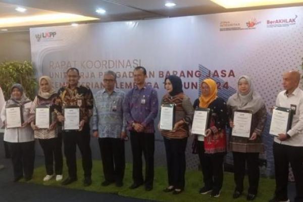 Penghargaan tersebut diberikan kepada Sekretariat Jenderal (Setjen) Kementerian Desa PDTT yang diterima oleh Kepala Biro Umum dan Layanan Pengadaan Setjen Kemendes PDTT Andi Nita Arie.