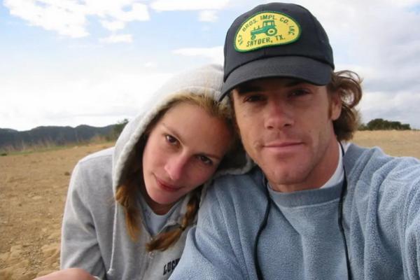 Dikecam Swifties Gara-gara Mesra dengan Travis Kelce, Julia Roberts Unggah Foto Mesra