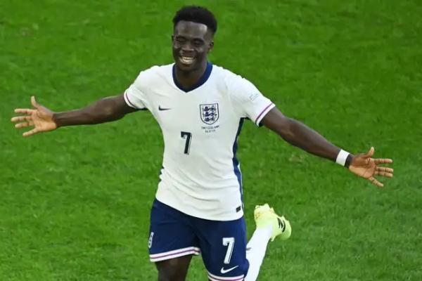 Menurut Sancho, penalti Bukayo menghapus kenangan menyakitkan pasca kegagalan di final Euro 2021 silam.