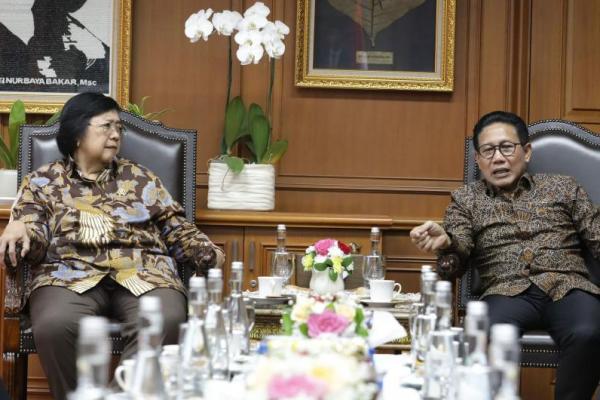 Menteri Desa Pembangunan Daerah Tertinggal dan Transmigrasi (Mendes PDTT) Abdul Halim Iskandar menyambangi Kementerian Kehutanan dan Lingkungan Hidup (KLHK) pada Senin (8/7/2024)